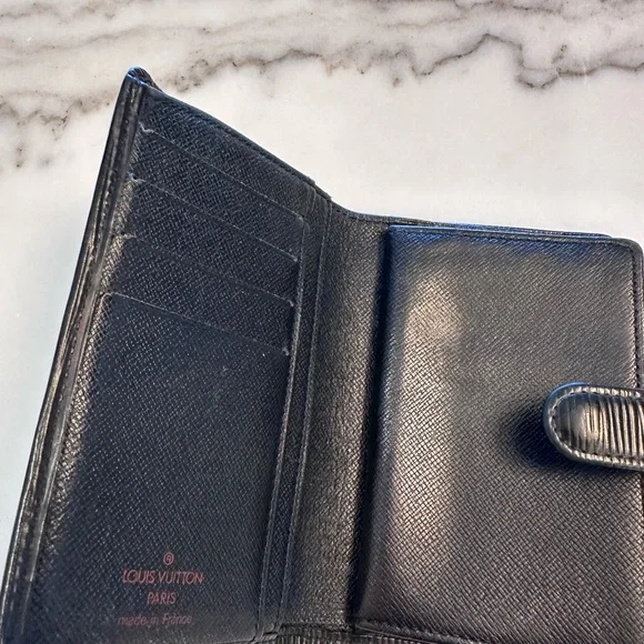 Louis Vuitton Black Epi leather Kisslock Wallet - Picture 6 of 6